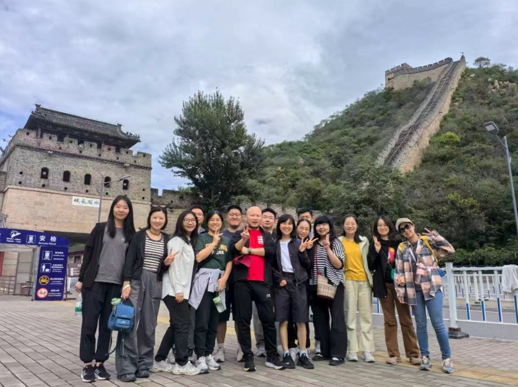 王军团队爬长城